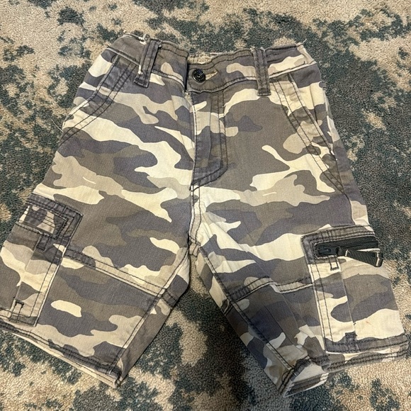 Boy Wrangler Camo cargo shorts size 5 - Picture 1 of 4